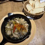 バル30 - エビとキノコのアヒージョ