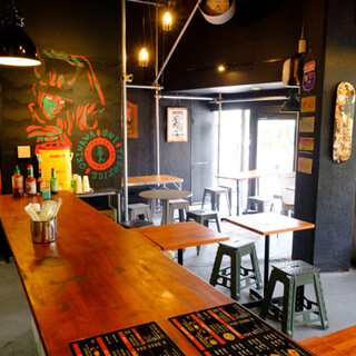 世界観を存分に表現したロゴや空間◆地元の方～観光中まで気軽に