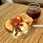 off COFFEE - 料理写真:・アイスブレンド(ケニア、深入り)
・いちごのたいやきサンデー
