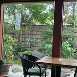 季節料理　あら珠 - お庭もステキ