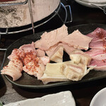 炭火焼肉 肉刺し にく式 - 