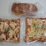 むらかみベーカリー - 上、ゴボウパン  左、ピザパン160円、右 明太チーズ160円