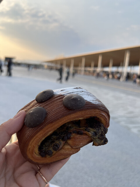 万博　フランス館メゾンカイザー　ピンバッチ【7/28まで】 EXPO2025 大阪万博 フランス館 ピンバッジ - メルカリ