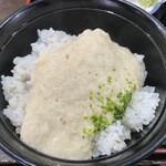 まる信 食堂 - 麦ご飯にとろろをかけて