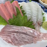 まる信 食堂 - 刺身三点盛りは、生本マグロ中トロ、平目、金目鯛