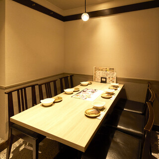 【個室】テーブル・掘り炬燵のいずれも落ち着ける空間が人気