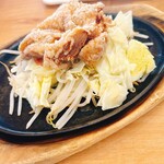 ステーキのどん - ごはんどろぼうなランチ
豪快鉄板のにんにく味噌チキン
ライス、パン、スープバー付き
