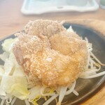 ステーキのどん - ごはんどろぼうなランチ
豪快鉄板のにんにく味噌チキン
ライス、パン、スープバー付き
