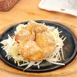 ステーキのどん - ごはんどろぼうなランチ
豪快鉄板のにんにく味噌チキン
ライス、パン、スープバー付き
