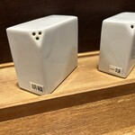 麺屋吉左右 - 卓上の調味料。