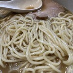 麺屋吉左右 - 自家製の麺。見た目普通なのに腰がありとんでもなくウマいです。