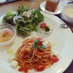 シロ46 - パスタランチ（トマト系）この日はフレッシュトマトとモッツァレラ、サラダ、ピクルス、グレープフルーツのジュレ、パン、スープ
