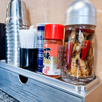 煮干しラーメン キングニボラ - 卓上調味料にはニボシ酢が