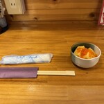 魚善 - お通し　とびっこと玉子焼き