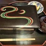 299496174 - 伏流水を想わせるお重の柄と共に供される