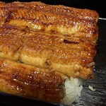 うなぎ秋本 - 半分別盛りのまま食した後、ご飯にタレを掛けうなぎを載せ替える
