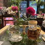 青山フラワーマーケット ティーハウス 赤坂Bizタワー店 - セットドリンク バラの紅茶 660円(蒸らし中)