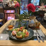 青山フラワーマーケット ティーハウス 赤坂Bizタワー店 - 花かんむりのフレンチトースト 1,540円 + セットドリンク バラの紅茶 660円
