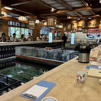 博多料亭 稚加榮 - 巨大生簀を囲む圧巻のカウンター