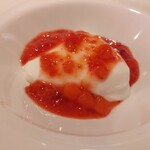 ビストロ ル ブルジョン - ブランマンジェ苺のソース添え