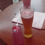 Café to Roland - まずはビール　ここのテーブルにも鉢植えがある