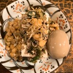 タイニーカフェ - 納豆丼のあたまのせ冷奴　煮卵付き