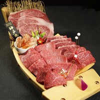 神戸ビーフと厳選和牛の豪華舟盛「極」