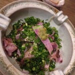 伊都旬彩 こころ 西新本店 - 鶏のたたき　ねぎまみれ