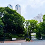 MORETHAN BAKERY - 新宿セントラル公園の奥の建物は東京都庁