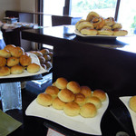 LA CASCATA - パンも豊富