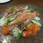 ビストロ バキュース - ２０１４・８・１６　スモークサーモンとハマチ、サラダ仕立て