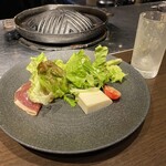 炭焼き 成吉思汗いし田 新潟店 - コップを返してサラダ完成！