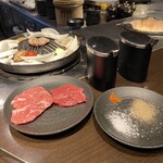 炭焼き 成吉思汗いし田 - ロース焼いてます。右下の皿は塩、胡椒、唐辛子パウダー