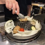 炭焼き 成吉思汗いし田 - 肉を焼く準備は店員さんが丁寧にやってくれます。