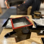 よしじ - よしじさんの蕎麦湯は、北海道新得町ボタン種の蕎麦粉を水で溶いて温めているとのこと。どおりでとろみがあってとっても濃厚！