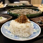 よしじ - 蕎麦の実入りご飯のおにぎりの上にちりめん山椒が乗っています。固めの炊き加減で蕎麦の実の風味と粒感がたまらない♪♪