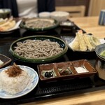 よしじ - 〈数量限定〉ランチセット（太打ち・ご飯ものつき¥2,300税込）
                                太打ちの十割蕎麦、天ぷら（海老、野菜）、ご飯もの（ちりめん山椒）、小鉢（蕎麦豆腐）、それから箸休めに黒豆に椎茸昆布。