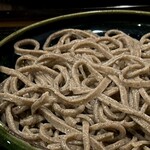 よしじ - 見て！このしなやかな挽きぐるみ十割蕎麦！
                                今にもウニョウニョと動き出しそうなくらいの生命感を感じる艶めかしさ♪