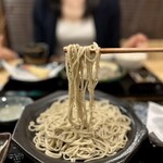 よしじ - 細打ち十割蕎麦。
      なんといっても繋ぎを使っていないのにこの細さと長さ！とてもしなやかです♪