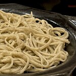 よしじ - 盛り蕎麦追加（細打ち¥1,000税込）
                                丸抜きを使用した白い十割、ところどころに見える星が美しい。非常に繊細な食感と風味♪