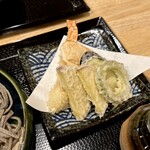 よしじ - 新物のゴーヤーにさつまいも、茄子、かぼちゃ、そして海老。サクッと軽い薄衣が上品ですΨ(*¯ч¯*)”
      特に海老！！噛むとサクッと音がして、中には肉厚プリプリの海老！おいし〜い♡(*´ω`*)