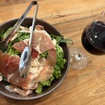 イル ガッビアーノ - サラダの生ハムとルッコラがワインに合います♪