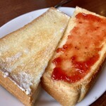 デニーズ - トーストにはバターと苺ジャムが付いてくる。