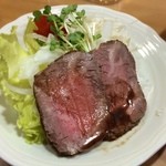 ぎんなべ - 1階はカウンター席、2階は座敷席。メニューは無く、その日の仕入れと相談しながらの注文。