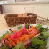 ナプレ 横浜高島屋店 - 前菜サラダとフォカッチャ