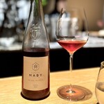 マンサルヴァ - タヴェルのロゼは何度かいただいたことがありますが、中でもこちらは色調が濃いですね。
      見た目に比して、線は太くなく爽やか♪
      金目鯛も後味に南高梅が残るので、このロゼは余韻のトーンが揃いますね。