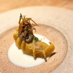 マンサルヴァ - アーティチョーク・サルチッチャ・マジョラムのラビオリ。
      手作りサルチッチャが入ったラビオリ。
      餃子のイメージで美味しいですし、マジョラムというハーブが優しい風味で好みです。