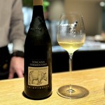 マンサルヴァ - ラ・スピネッタが好き。ヴェルメンティーノが好き。
      と来れば、これは大変好み。
      トロピカルなアロマながら、テイストはしっかり柑橘のようなドライさ。
      インツィミーノの塩味しっかりなので、ミネラルも大活躍！