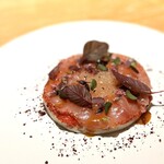 マンサルヴァ - 金目鯛・新玉ねぎ・南高梅。
      こちらも見事な冷前菜！
      滑らかな玉ねぎのムースに、南高梅のジュレなどで、テイストは和。味わいのグラデーションが見事です♪