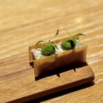 マンサルヴァ - 鶏・豚足・サルサヴェルデ。
      薄いパリパリ生地や豚足の食感、サルサヴェルデの香りなど、楽しいアミューズ。